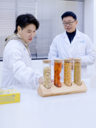 <b>黄天鹅创始人、凤集食物集团董事长冯斌正在和</b>